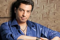 مختلّة عقليا تعتدي على إيهاب توفيق بالضرب وتهشّم زجاج سيارته في القاهرة